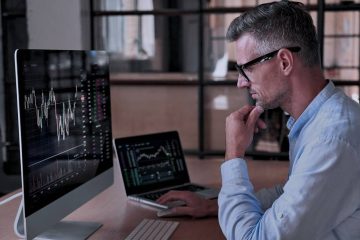 Mężczyzna rozpoczyna inwestowanie w akcje na rynku forex